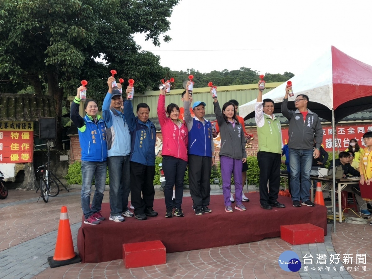 桃園市政府體育局夏金興局長親自到場主持開幕典禮及鳴槍儀式,為跑者加油打氣。