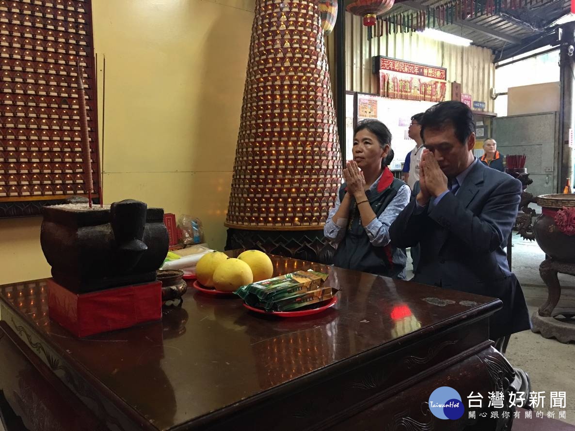 陳學聖前往中壢永福宮拜拜,為普悠瑪號事件的受難者祈禱,願傷者平安,亡者安息。