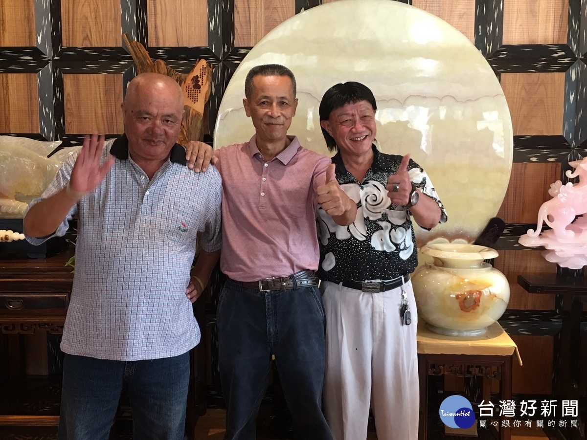 魏榮泰(中)集結老友組成樂團展開慈善公演。(記者扶小萍攝)