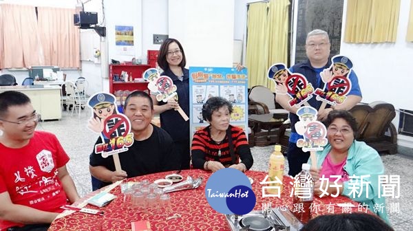 北港警方獲邀前往聖安宮會員大會及敬老活動,向現場250位鄉親針對反詐騙議題與如何保護青少年遭受毒害之作為,與民眾進行雙向交流。