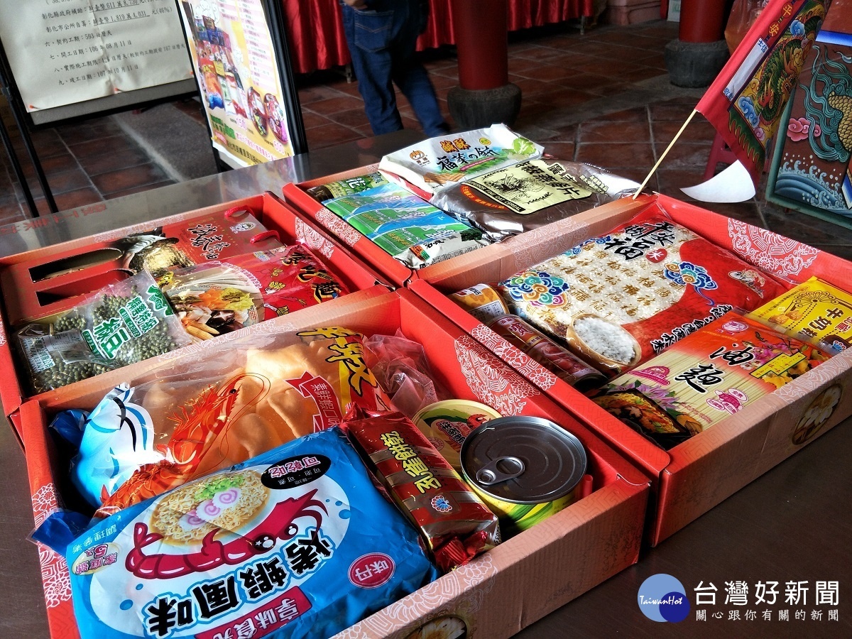 祈安福醮普施桌各項物品。圖/記者鄧富珍攝