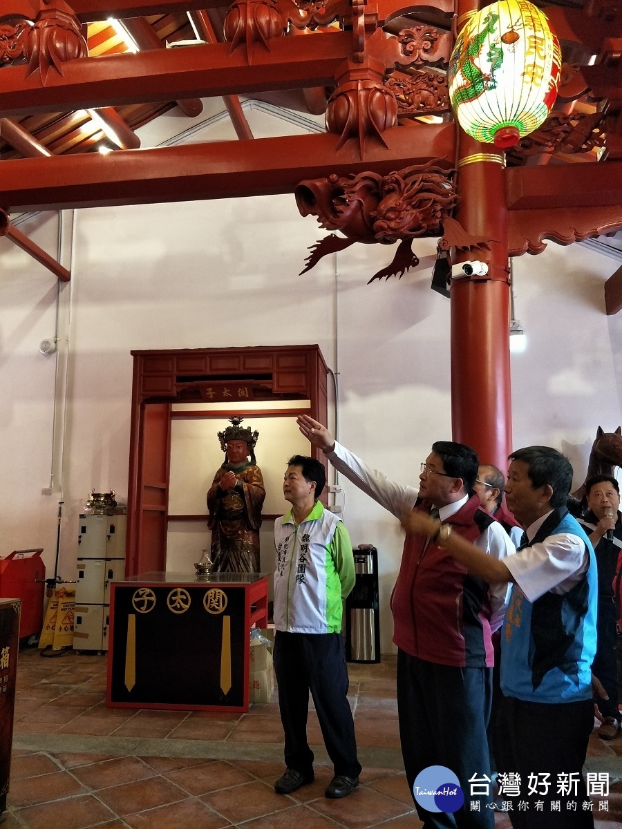 關帝廟報竣工後,寺廟管理人事長邱建富親自視察竣工後的各項建設。圖/記者鄧富珍攝