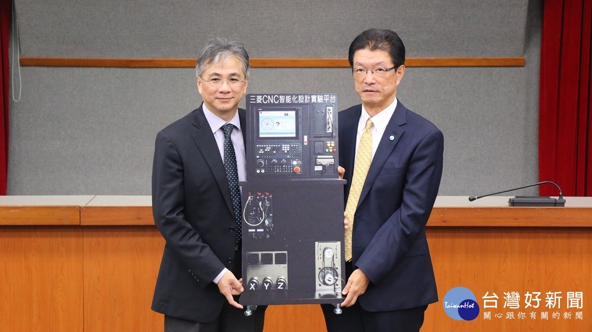 台灣三菱電機董事長花岡尚夫(右)代表捐贈百萬CNC智能化設計實驗平台，由朝陽科大校長鄭道明(左)代表接受。（圖/朝陽科技大學）