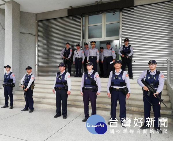 北港警方因應今年五合一選舉活動期間的治安、交通防護,啟動駐地安全防護演練,讓機關安全維護務必做到絕對萬全之準備。