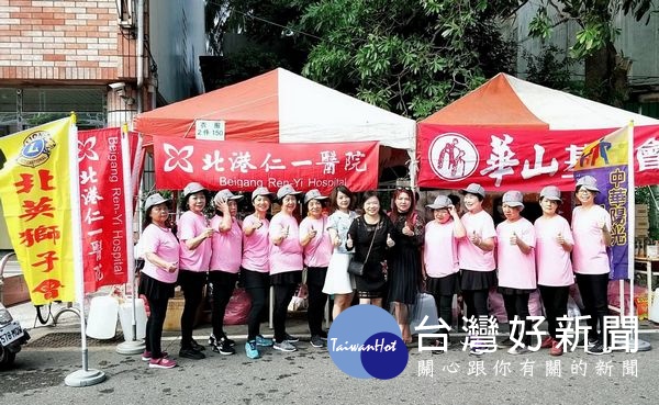 北港仁一醫院舉辦第六屆公益慈善義賣會,結合中華陽光推展關懷協會、北英獅子會等,號召院內醫護人員及民眾募集愛心物資,義賣所得全數捐給華山基金會,讓獨老感受社會關懷。