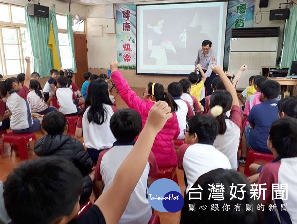 北港分局組長何漢釗深入校園,針對校園暴力、毒品犯罪及交通違規等常見之犯罪態樣做預防宣導,與會師生給予高度評價與肯定。