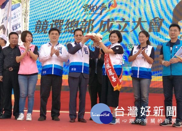 吳敦義率領中國國民黨中常委、立委共同上台為張麗善加油打氣,並強調議員、各級代表、村里長等,都要全壘打,贏得選戰大勝利。