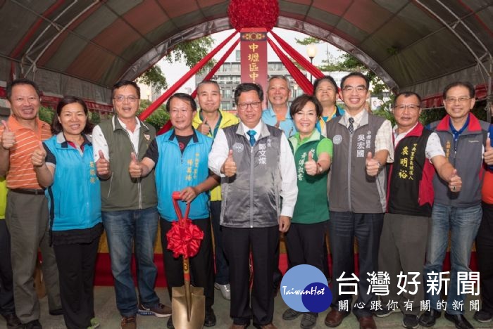 鄭文燦表示,未來也研議徵收周邊土地設置人行道及機車停車格等,讓市民朋友更方便。
