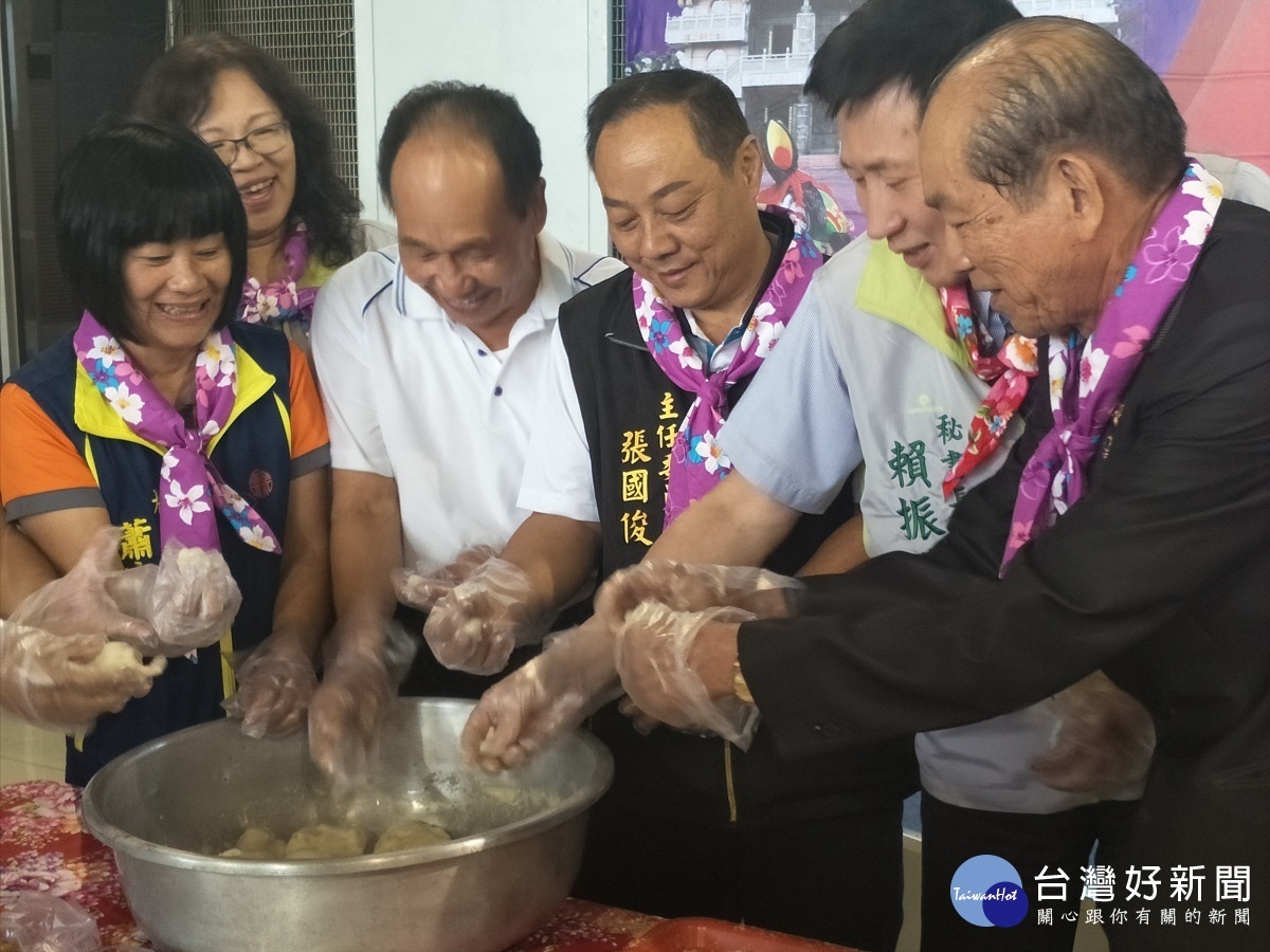 縣府秘書長賴振溝、明聖宮主委張俊國等人一起製作客家麻糬，邀請各地鄉親踴躍參與客家文化節活動。圖／記者鄧富珍攝