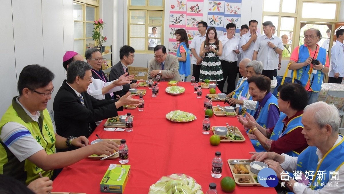 二水鄉巷弄長照站7據點聯合開幕後,副總統陳建仁現場與老人家一起用餐。圖/記者鄧富珍攝