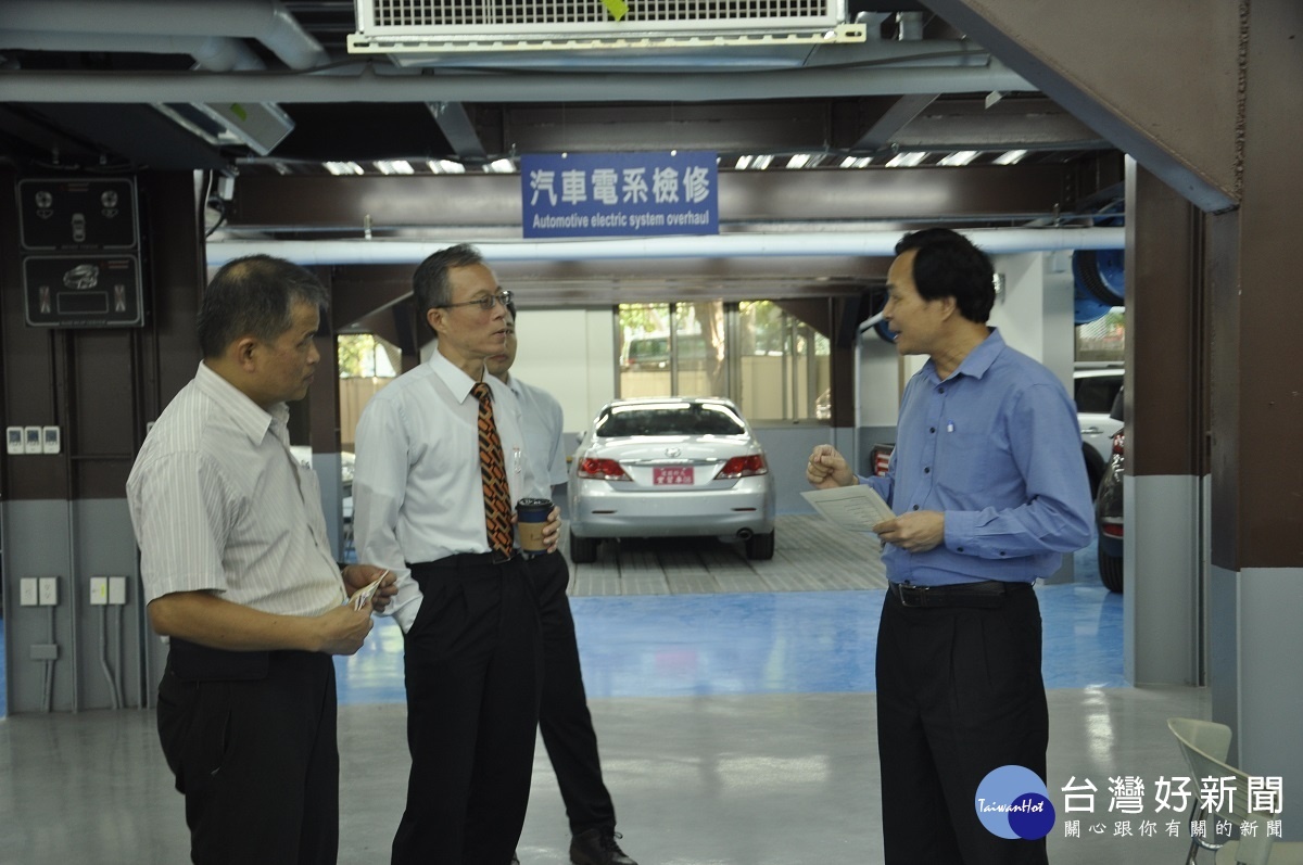 車輛研究測試中心總經理廖慶秋(左二)參訪建國科大先進車輛製造組實習工廠。圖/建國科技大學提供
