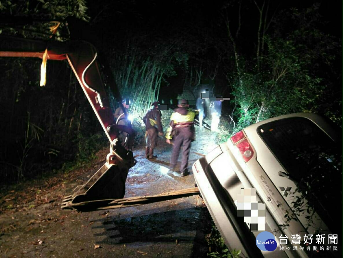 黃姓民眾翻車，警方出動挖土機救援。