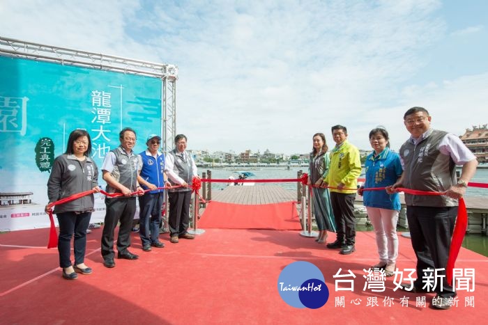 桃園市長鄭文燦前往龍潭區龍潭大池,出席「龍潭大池服務中心」完工典禮。