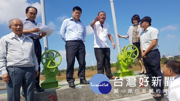 立委蘇治芬邀集經濟部工業局、台塑六輕及水利署等相關單位,針對六輕工業區安全隔離水道關於海水引進缺失與雲2線橋樑等問題進行會勘。