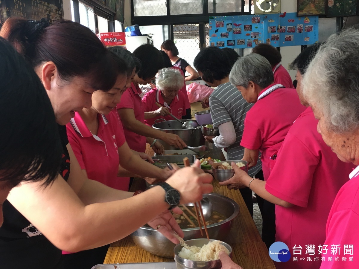 義和村老人家每週三中午到活動中心共餐。（記者扶小萍攝）