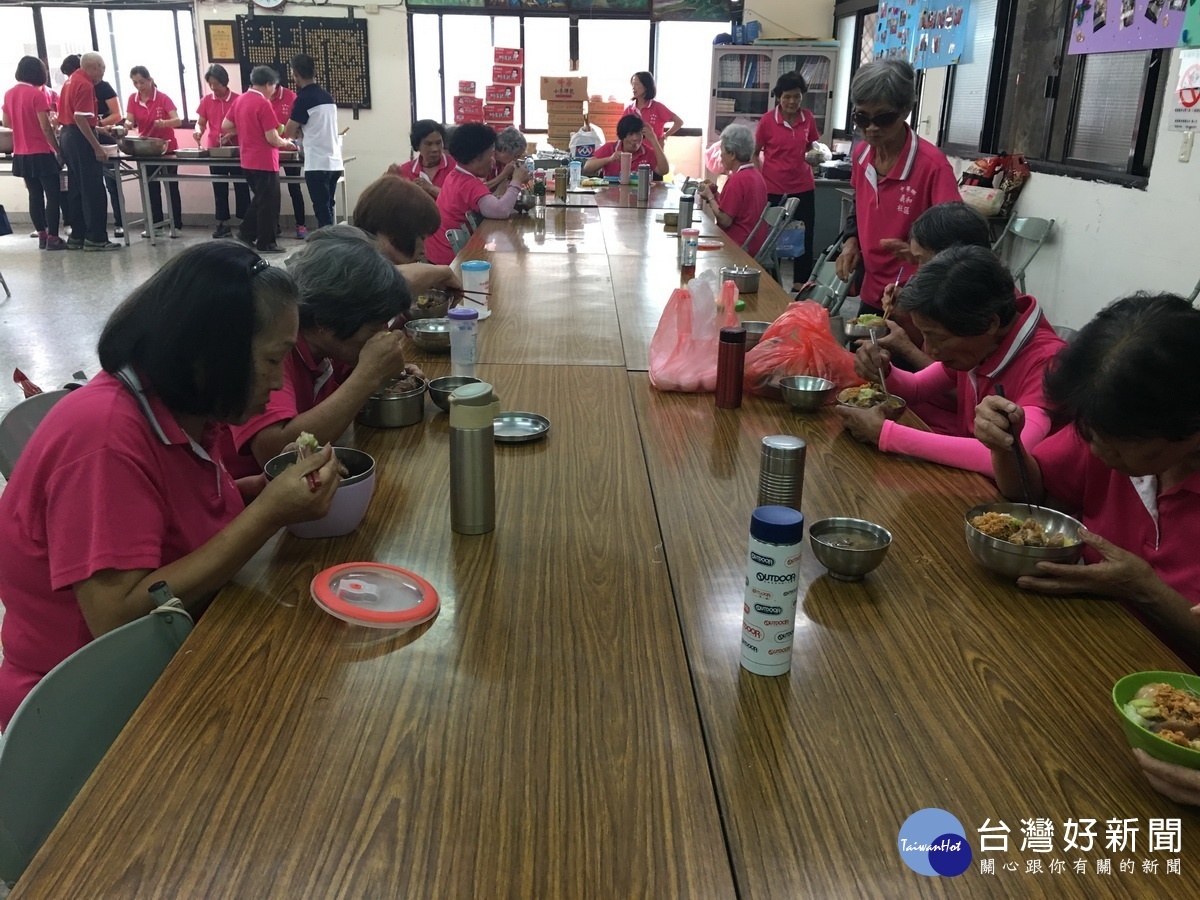 婦女、長輩說一起吃飯才有味。(記者扶小萍攝)