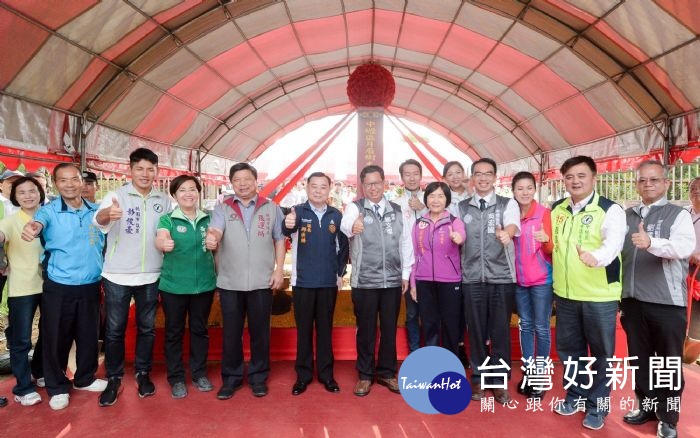 鄭市長表示,加裝天幕設施等活化工程,提供大崙地區更完善、更老少咸宜的活動空間。