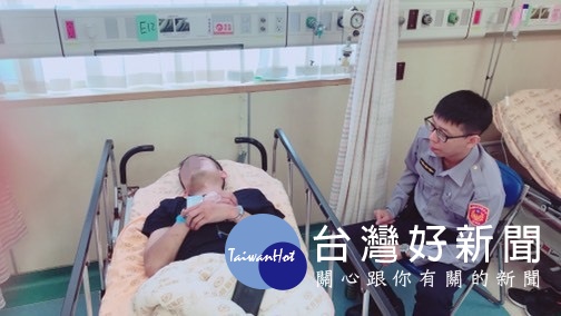 胡嫌被逮獲之際，雙腿癱軟在地，臉色蒼白，身體抽搐，員警緊急將犯嫌送往楊梅天成醫院救治。