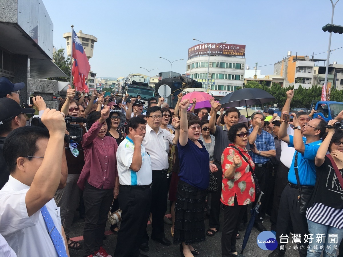 支持者高呼李朝卿加油。(記者扶小萍攝)