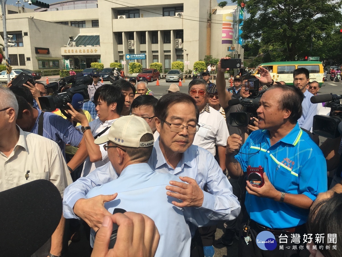 許多支持者上前擁抱致意。(記者扶小萍攝)
