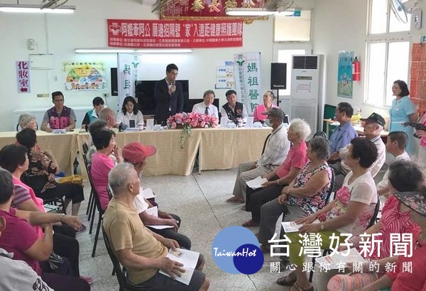 北港媽祖醫院組成「遠距健康照護團隊」建立最適切的照護服務模式,讓長者在熟悉的社區與居家環境中獲得健康照護,達到在地老化。(記者陳昭宗拍攝)