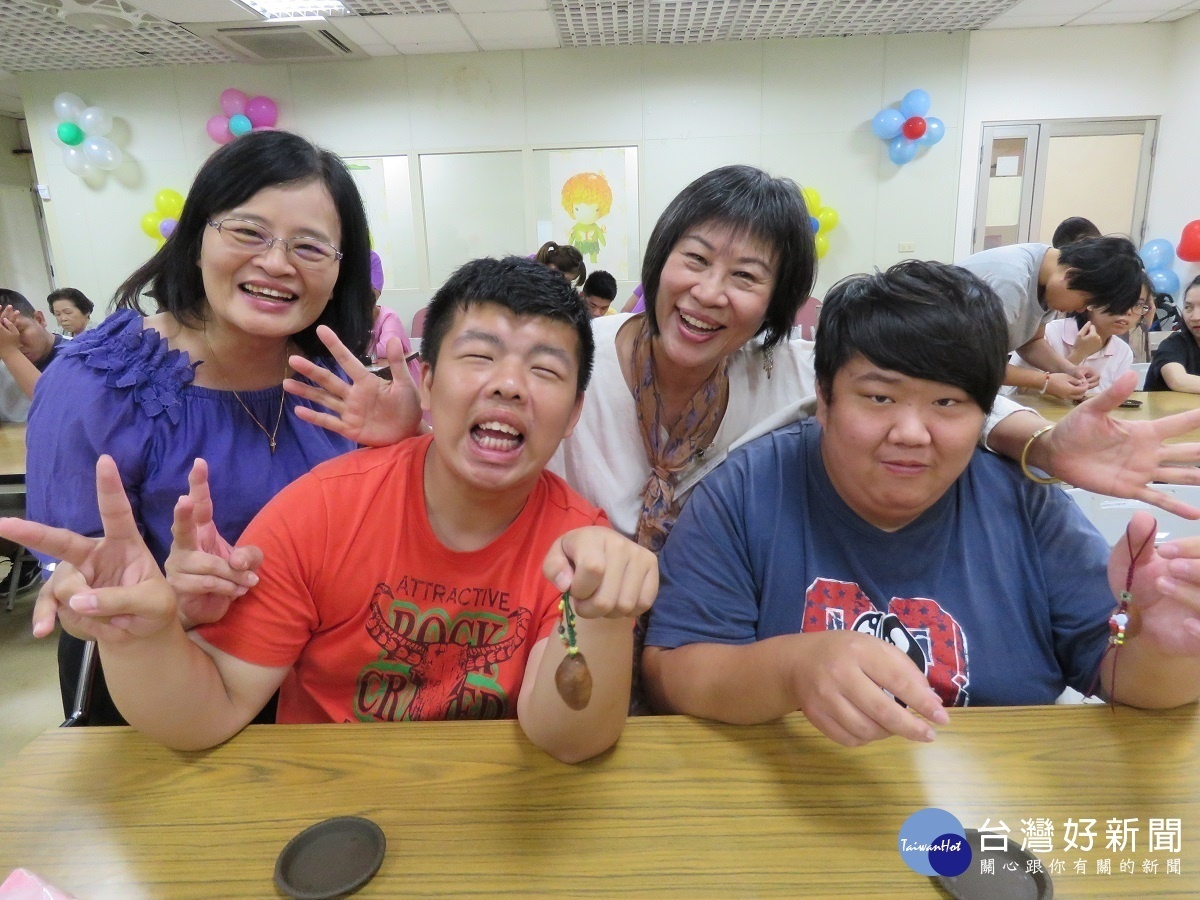 瑪喜樂田尾小作所大朋友相見歡 教會婦女一起手作吊飾作見面禮