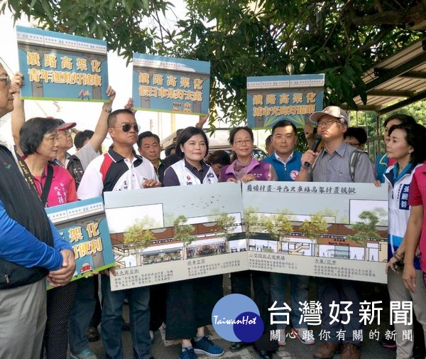 立法院內政委員會到雲林進行基礎建設考察,民眾質疑虎尾滯洪池興建工程的適切性,並遞交陳情函和異議書,亦對鐵路高架化表達意見。(記者陳昭宗拍攝)