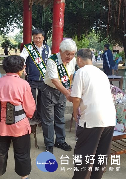 雲林縣長李進勇與北港鎮長張勝智走入人群,與鄉親面對面握手問候,感受每一雙手的溫度與期待,沿途受到民眾熱情招呼。(記者陳昭宗拍攝)