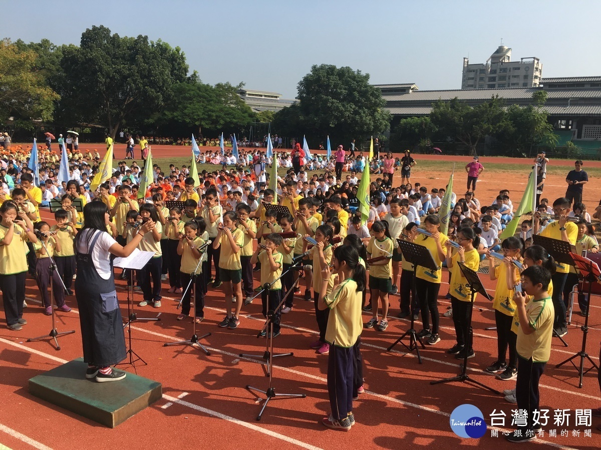 南投國中和漳和國小組成的口琴隊演奏。(記者扶小萍攝)