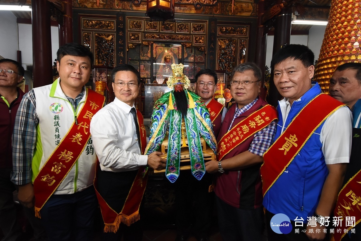 魏明谷縣長(左2)與邱建富市長(中)等人恭迎關聖帝君神像自臨時行宮啟駕。圖/記者鄧富珍攝