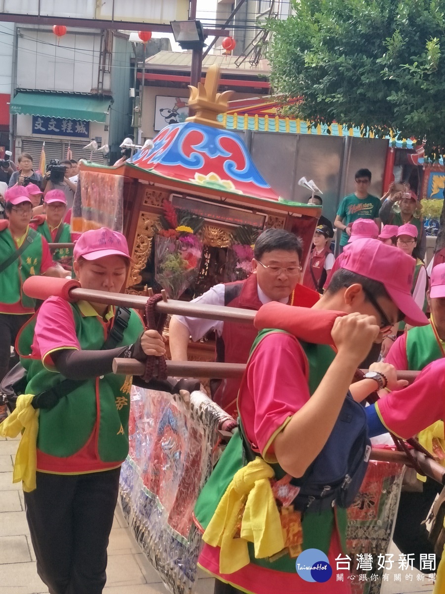 慶安宮的50多尊神明「歡喜恭迎」回家,市長邱建富掌轎回關帝廟平安遶境。圖/記者鄧富珍攝