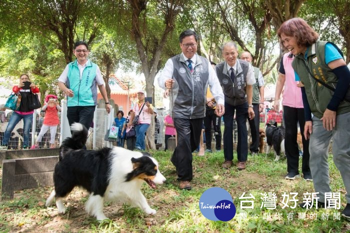 桃園市長鄭文燦前往桃園區經國公園，出席「桃園市寵物友善專區聯合啟用典禮」