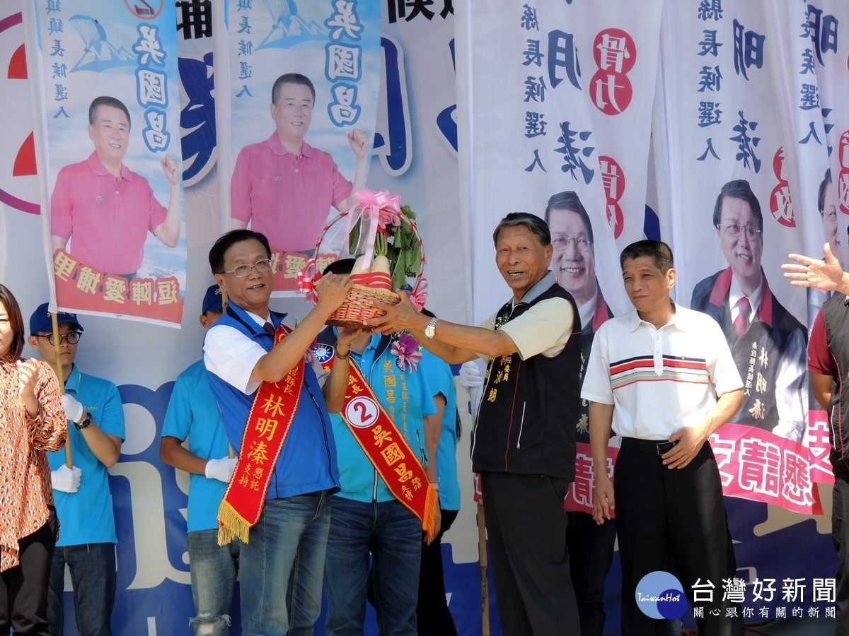 林明溱叔公林源朗贈好彩頭祝福高票當選。(總部提供)