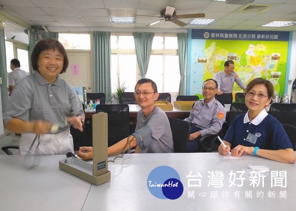 警友會北港辦事處及慈濟志工們利用北港分局聯合勤教的機會,公開表揚績優人員與關懷員警身心健康。(記者陳昭宗拍攝)