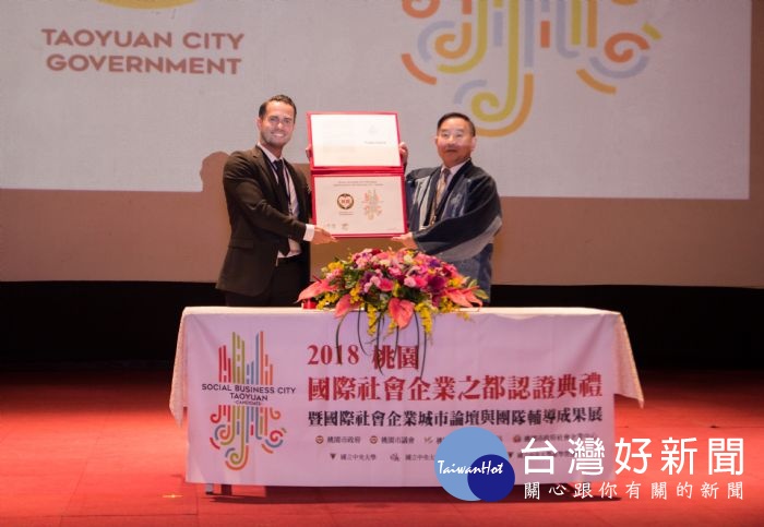 王明德表示,新的衣服代表著新的時代,經濟發展不代表著汙染,這需要大家一同攜手合作。