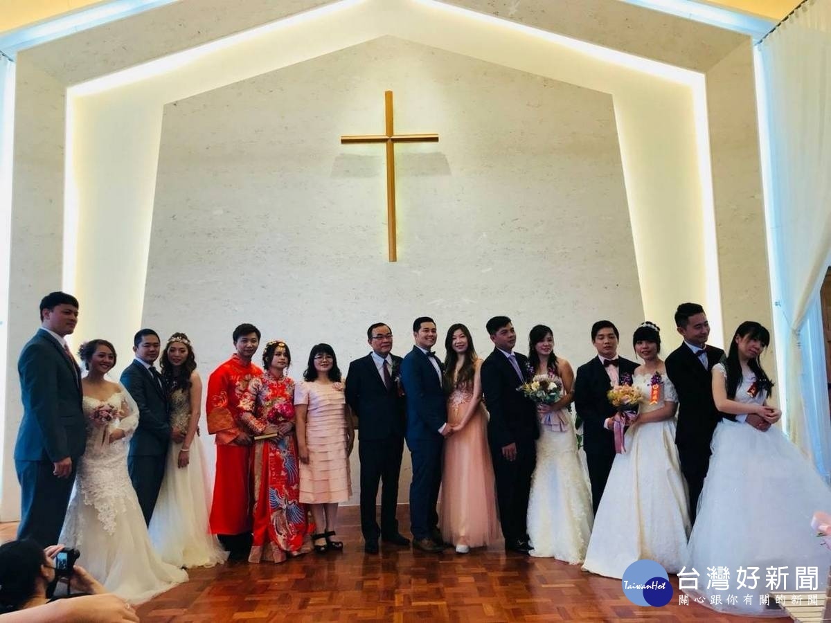 新人們在日月潭耶穌堂參加婚禮儀式後合影留念。