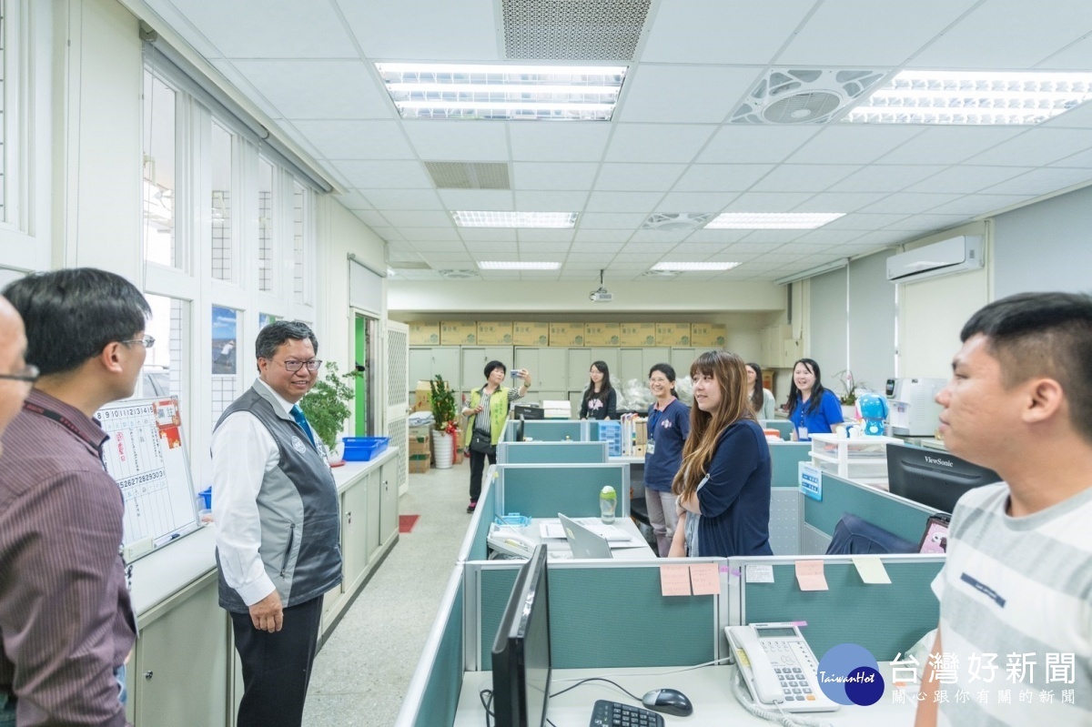 桃園市長鄭文燦前往大園區大園國中舊校區,出席「桃園航空城聯合服務中心啟用典禮」。