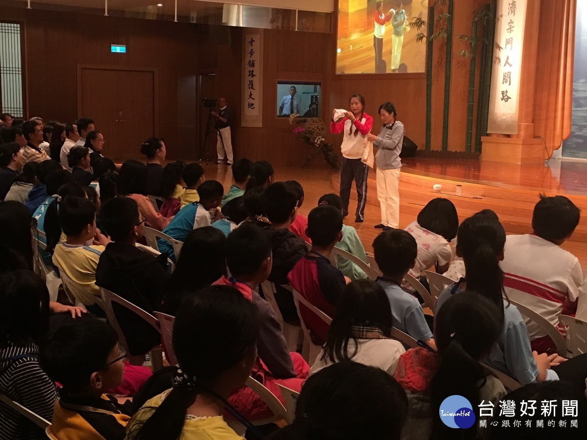 活動中以話劇宣導珍惜水資源及愛地球。(記者 扶小萍攝)