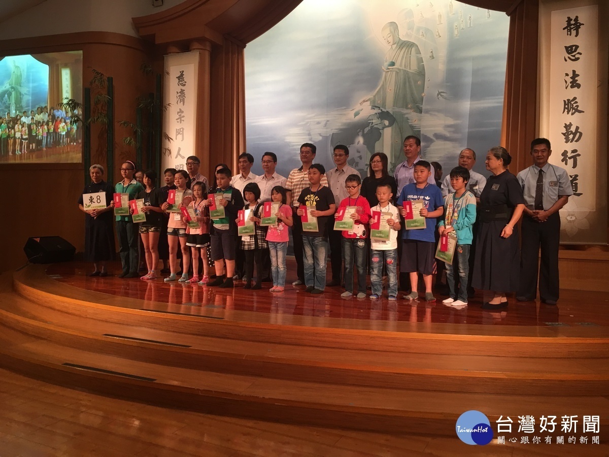 同學授獎後接受祝福。(記者扶小萍攝)