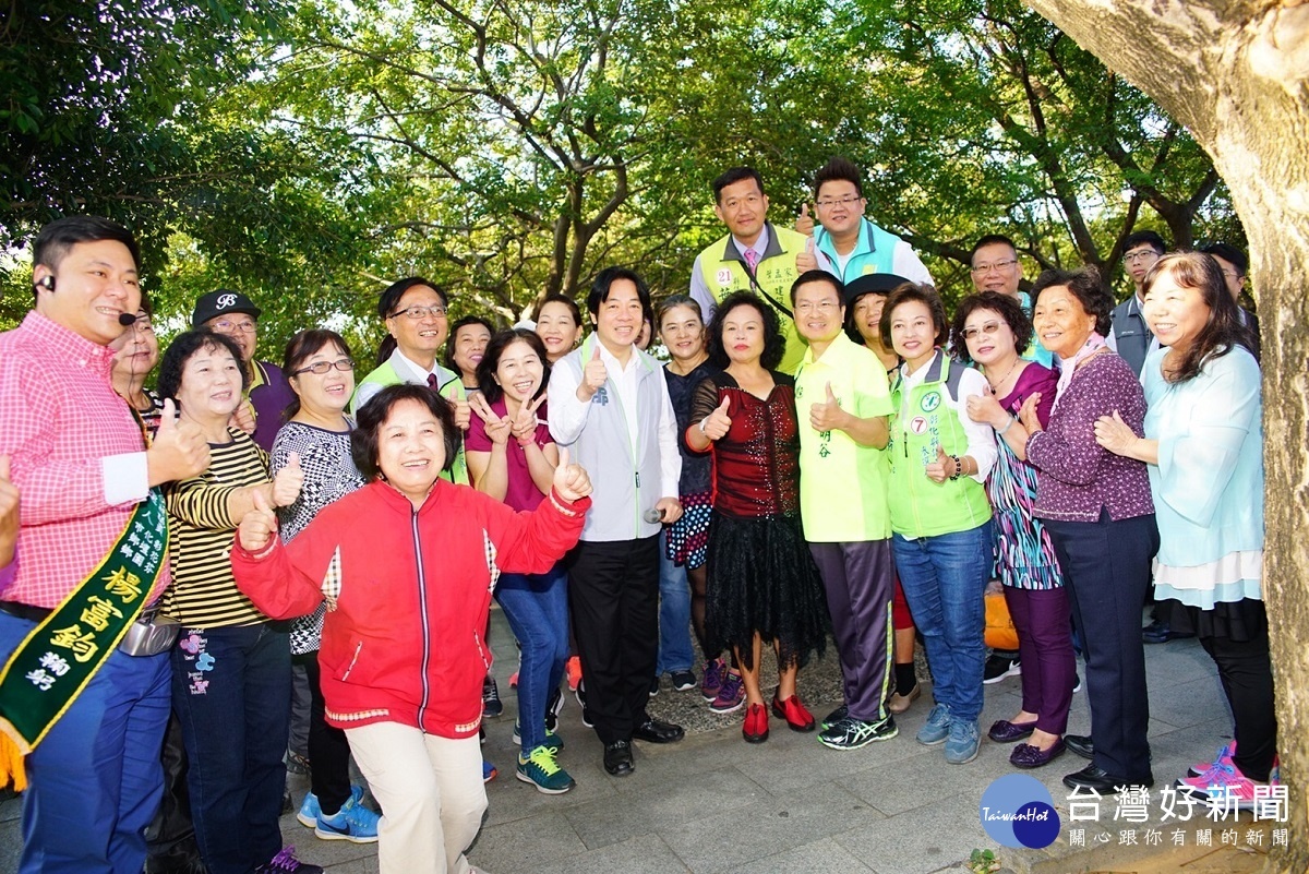 賴清德陪同魏明谷八卦山掃街拜票,民眾熱情支持。
