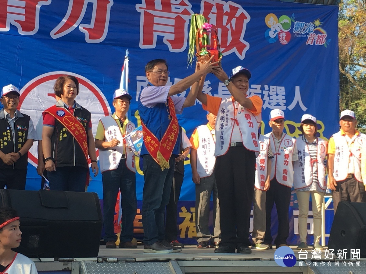 陳文德鄉長贈凍蒜吉祥物。(記者扶小萍攝)