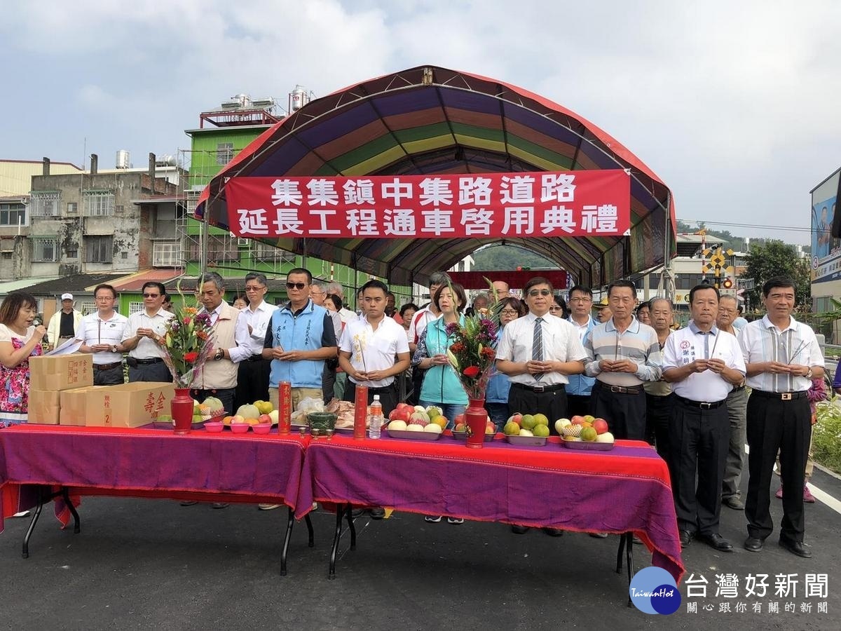 集集鎮中集路延長路段通車啟用典禮,參與人士一起上香祈福。