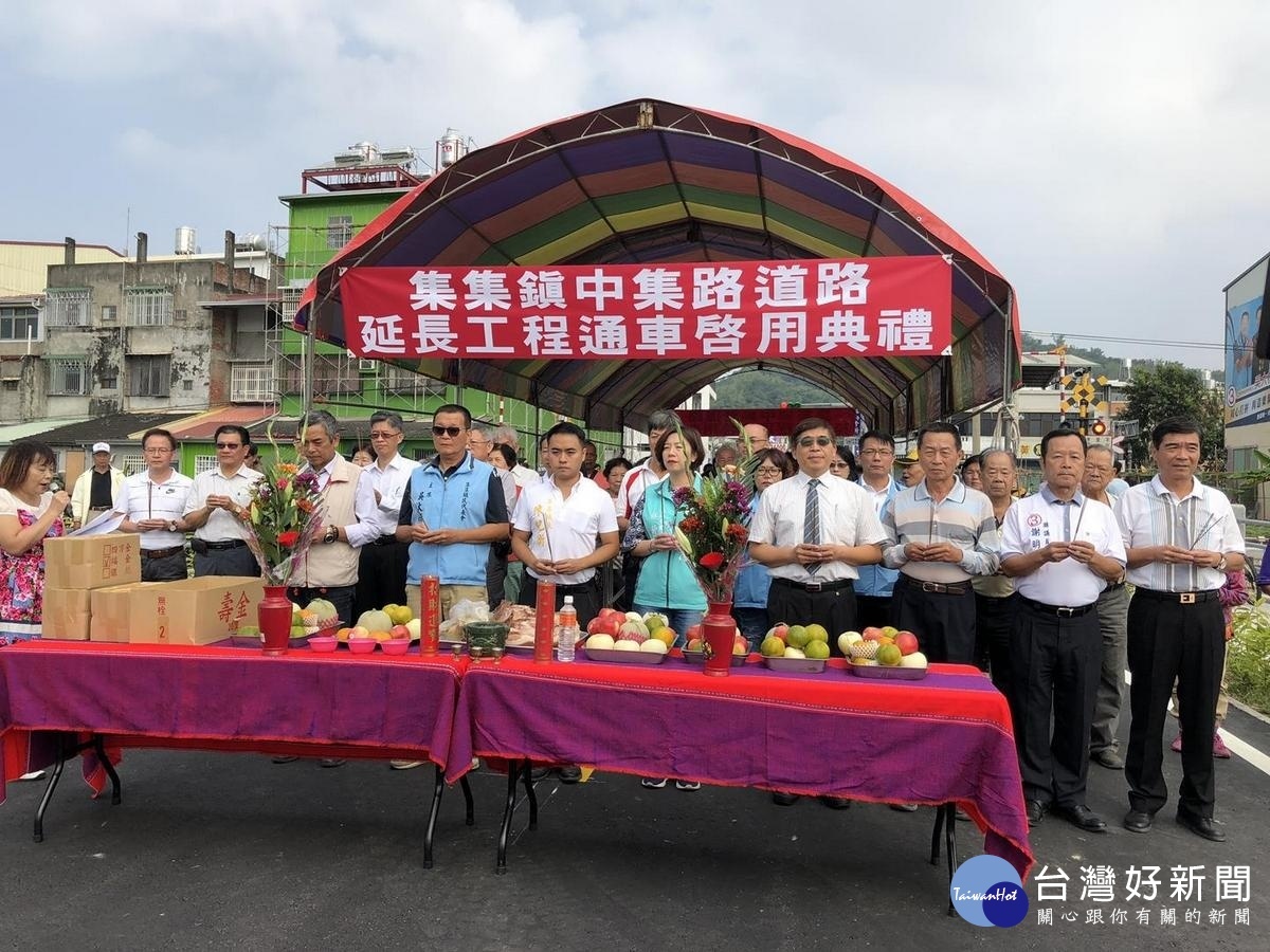 集集鎮中集路延長路段通車啟用典禮，參與人士一起上香祈福。