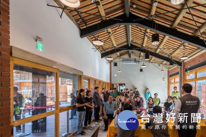 鄭市長表示,市府推動城市故事館,一方面反映過去城市發展軌跡,;二方面進行文創轉換,進行活化與創新。