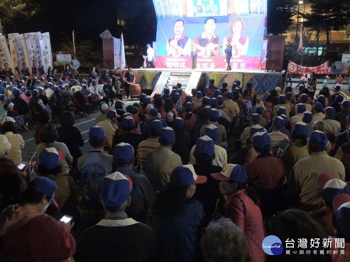 魚池鄉親力挺,雖然在入夜氣溫驟降下,支持熱情卻不減。