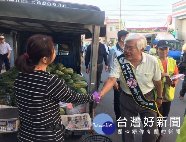 雲林縣長李進勇、口湖鄉長林哲凌、縣議員蔡岳儒及林昀蔚競選團隊在口湖市場,熱絡的與鄉親握手寒暄、爭取支持,並傾聽基層的聲音。(記者陳昭宗拍攝)