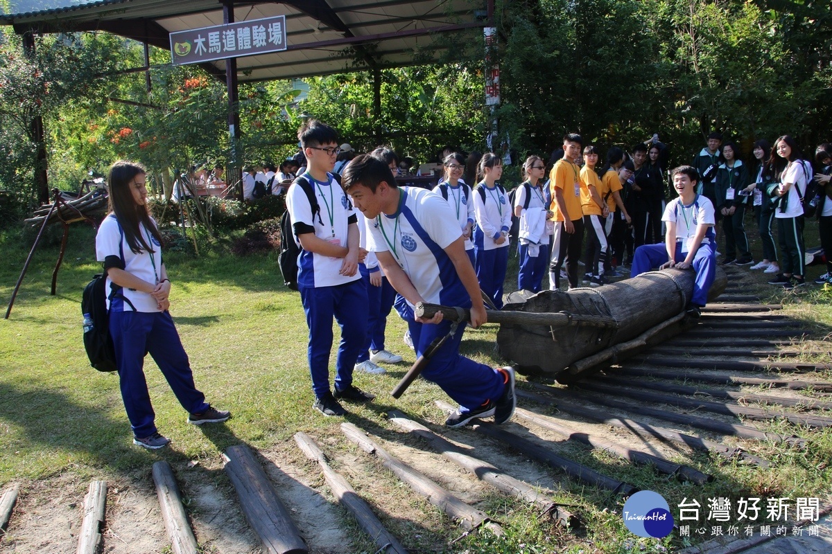 水商職場英語營學生體驗人力拖運木材情景。