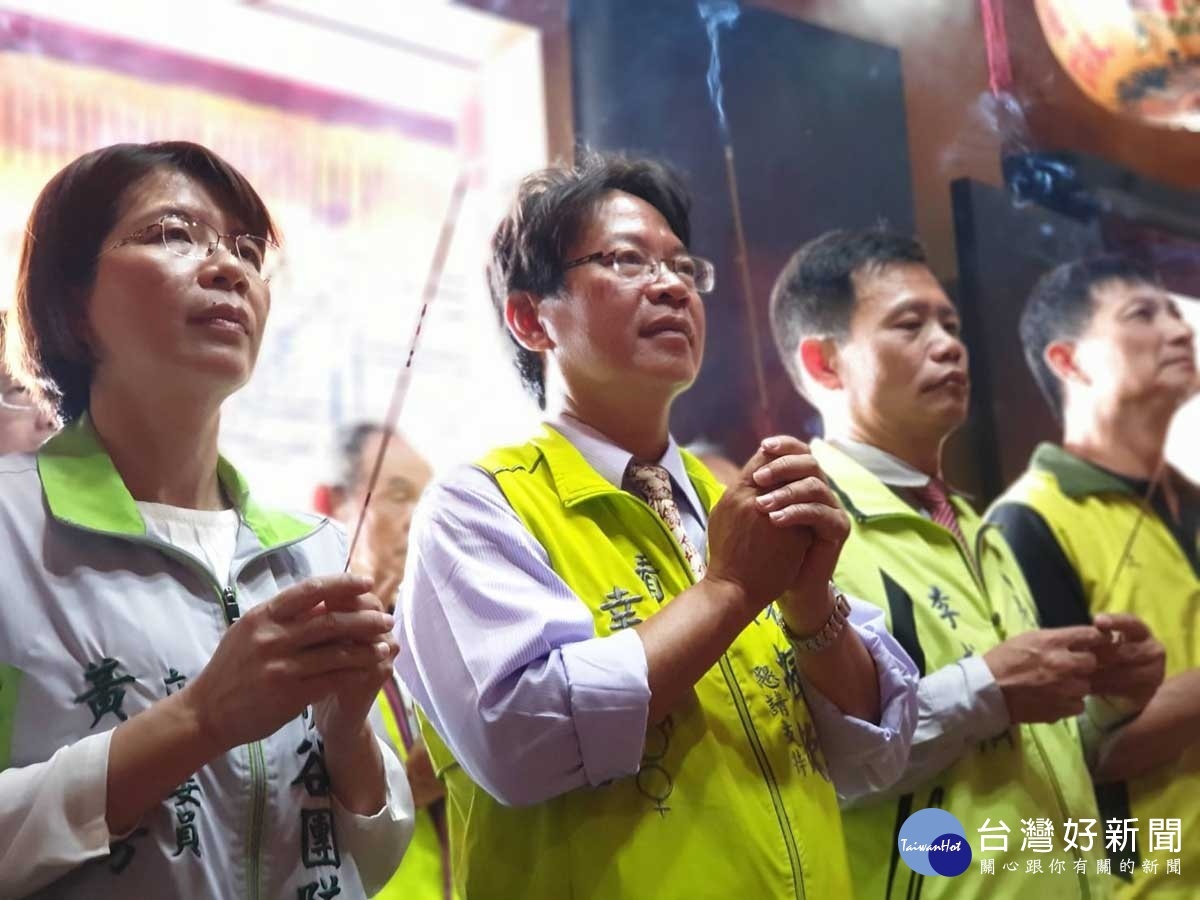 立委黃秀芳(左起)、花壇鄉長候選人陳振欽、鄉長李成濟參拜請示城隍爺。(圖/陳振欽競選辦公室提供)