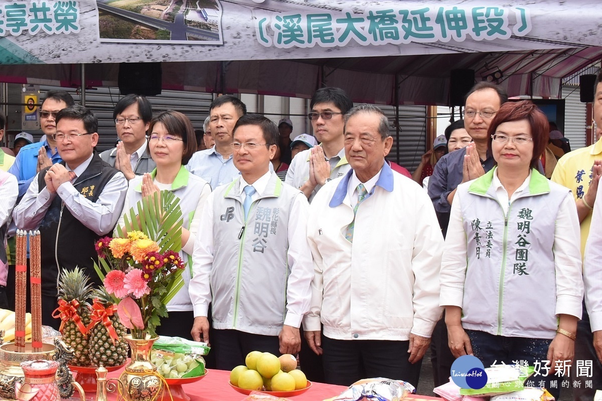 國道三號烏日交流道聯絡道延伸至芬園段工程動土祈福儀式。前排左起彰化市長邱建富、立委黃秀芳、彰化縣長魏明谷、臺中市副市長林陵三、立委陳素月。圖／記者鄧富珍攝