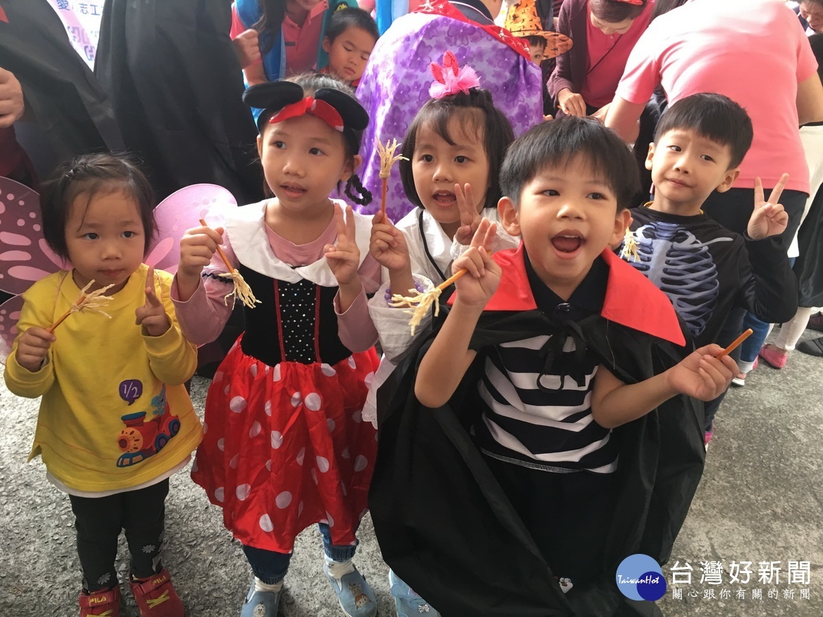 幼童爭相炫耀自製的小掃把。(記者扶小萍攝)
